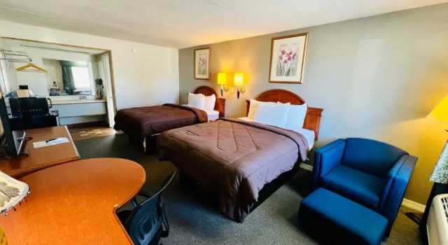 Четырёхместный номер Standard Ozark Inn & Suites