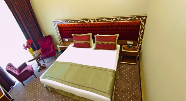 Двухместный номер Standard c 1 комнатой MB Deluxe Hotel