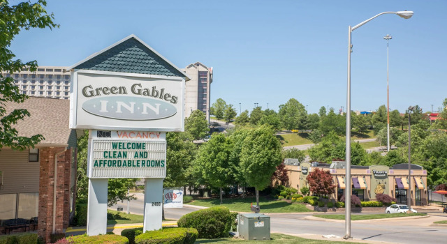 Green Gables Inn, Забронировать Отель Отели Table Rock Lake с парковкой, Парковка