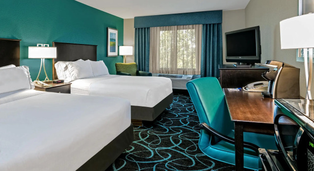 Четырёхместный номер Standard Holiday Inn Express Hotel and Suites Fort Worth/I-20