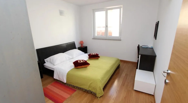 Апартаменты Цокольный этаж c 1 комнатой с балконом Apartments Hanna