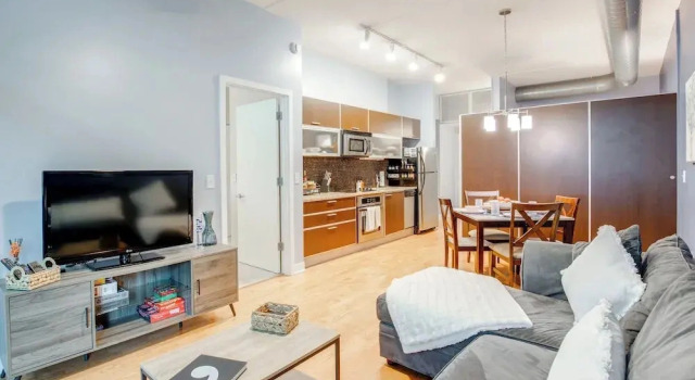 Near Fulton Market! Walkable West Loop Condo, Забронировать Апартаменты/квартира Апартаменты Чикаго, рядом с The East Bank Club, Апартаменты/квартира