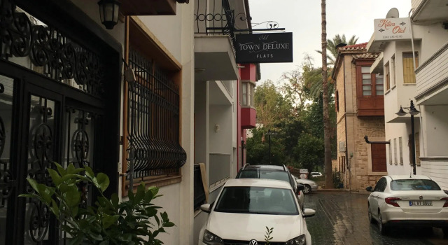 Old Town Deluxe Flats