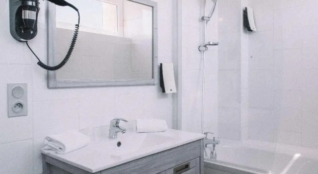 Двухместный номер Comfort с балконом Best Western Hôtel des Thermes - Balaruc les Bains Sète