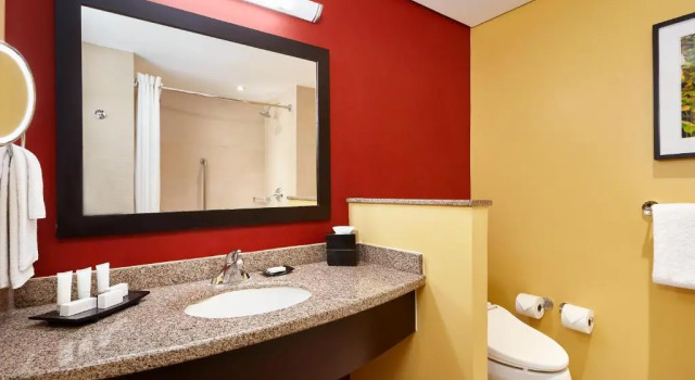 Четырёхместный номер Standard Courtyard by Marriott Leon at The Poliforum