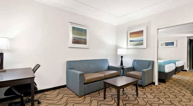 Четырёхместный люкс Best Western Plus Irvine Spectrum Hotel