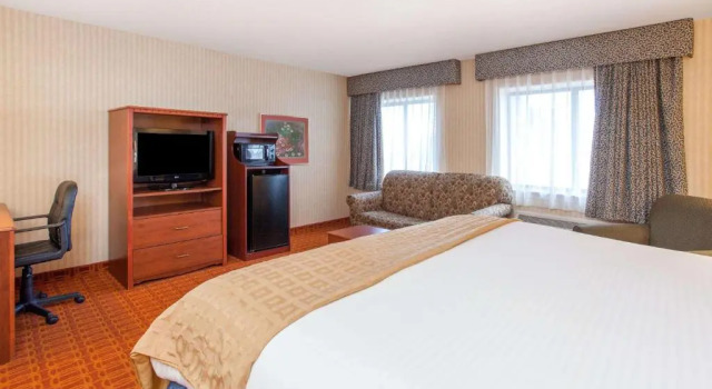 Двухместный люкс c 1 комнатой Baymont by Wyndham Detroit/Roseville