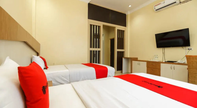 Двухместный номер Deluxe RedDoorz Plus @ Hotel Sempurna Watervang Lubuk Linggau