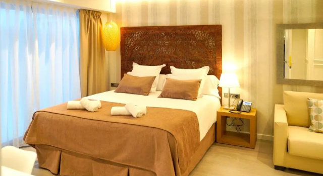Номер Deluxe Serennia Fira Gran Via Exclusive Rooms