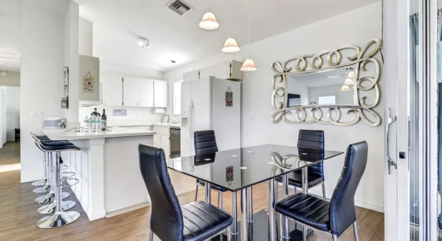 Modern Estero Bay Beach House, 5 Minute Walk to Gulf, Забронировать Отель Отели в центре Форт-Майерс-Бич, в центре