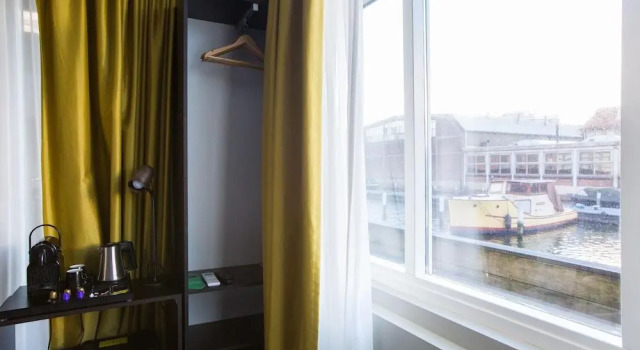 Кровать в общем номере Camp-Inn Hotel