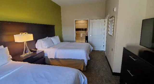 Четырёхместный люкс c 1 комнатой Staybridge Suites Eau Claire - Altoona by IHG
