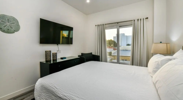 Апартаменты Luxury 2-bedroom Condo Right on the Strip in Palm Beach