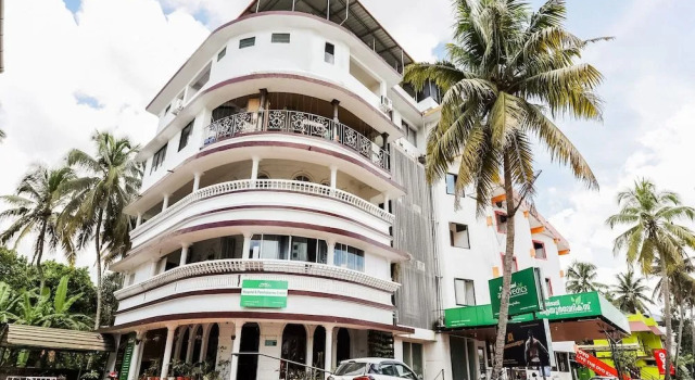 OYO Flagship 22598 Oval Retreat, Rezerwuj Hotel Hotele w Nowe Delhi z basenem, Basen