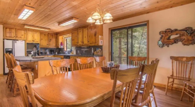 Коттедж Whiskey Springs by Avantstay Classic Cabin Near Tahoe Donner Ski Area!
