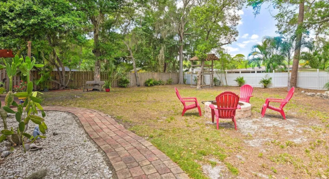 Sunny Sarasota Home w/ Yard < 2 Mi to Downtown!
