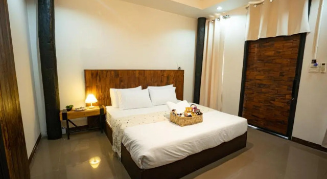 croissant hotel and cafe