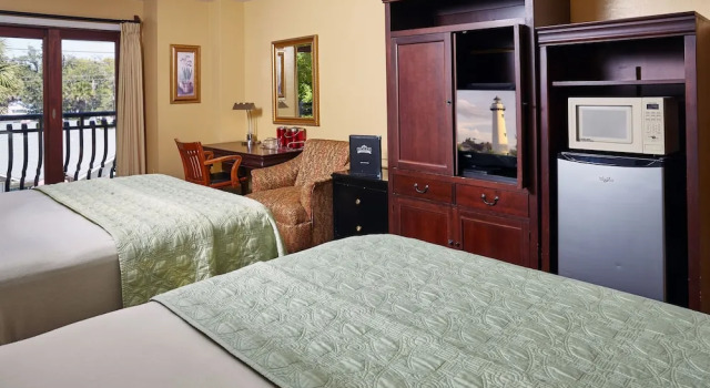 Четырёхместный номер Standard с балконом Ocean Inn & Suites