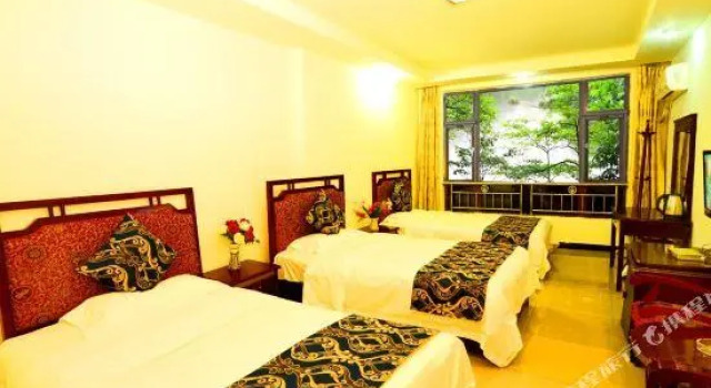 Кровать в общем номере Emeishan Tianhe Hotel