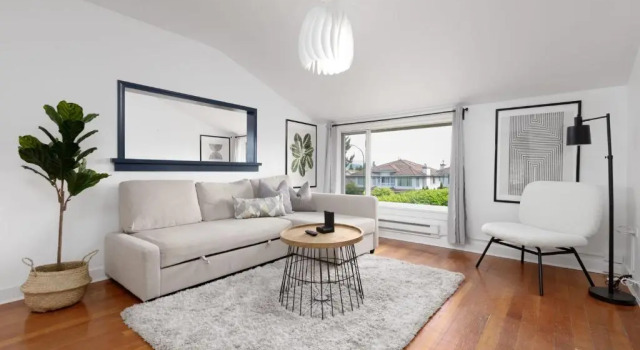 Апартаменты Newly Furnished and Freshly Painted 2 Bdr Suite 6 Guests total Centrally Located near Metrotown