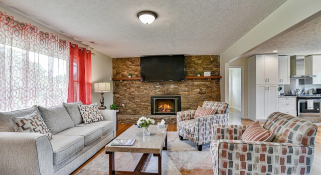 Семейный коттедж с балконом Aiken Rd - 6 BR - hot tub and game room