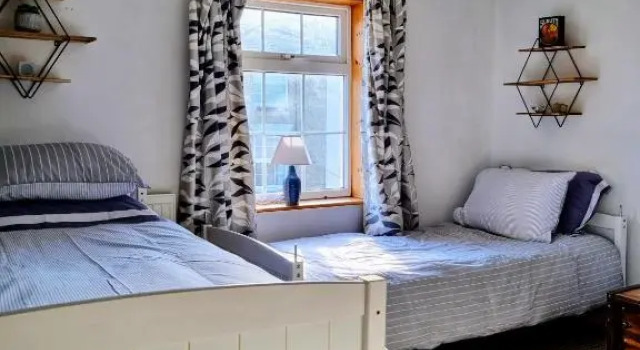 2 bedroom house within walking distance of town