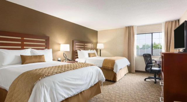 Четырёхместный номер Standard Wyndham Garden Grand Rapids Airport