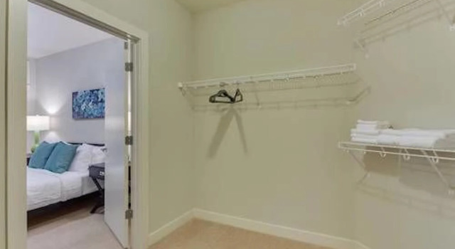 Two-Bedroom On H 77, Забронировать Отель Northwest Вашингтон, рядом с Asa Philip Randolph Memorial