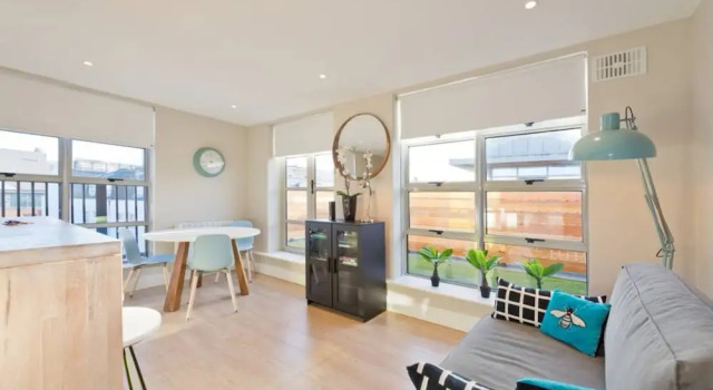 2 Bedroom Rooftop Apartment in Temple Bar Sleeps 6, Забронировать Апартаменты/квартира Дублин Каунти Дублин, рядом с Городская усадьба Пауэрскортов