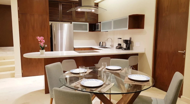 Апартаменты с балконом Cozy 1 BR apartment steps away from the Beach by Happy Address