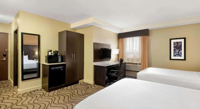 Номер Executive La Quinta Inn & Suites by Wyndham Oshawa