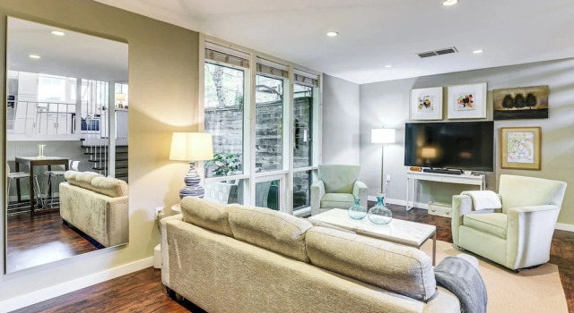 Pool Access! Sleek Condo, 2 Mi to Memorial Park, Забронировать Апартаменты/квартира Апартаменты Texas Gulf Coast, Апартаменты/квартира