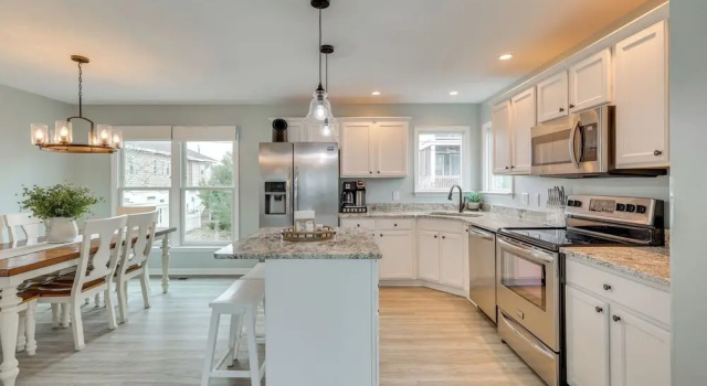 Walk to Shore: Multi-deck Townhome in Kure Beach!, Забронировать Апартаменты/квартира Кур-Бич Уилмингтон