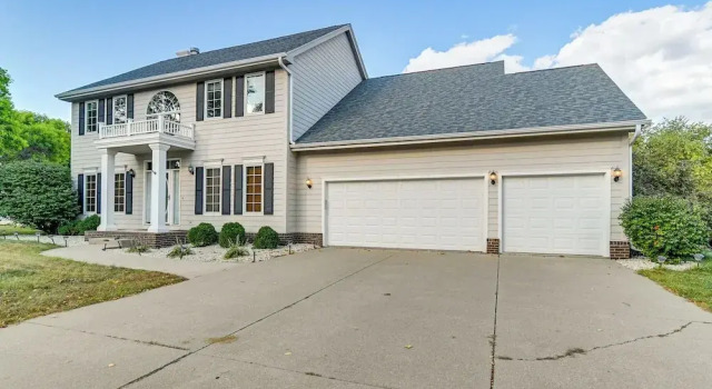 Des Moines Suburb Stay w/ Spacious Layout & Deck!, Rezerwuj Dom wakacyjny Hotele w Iowa z parkingiem, Parking