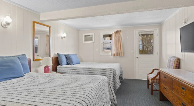 Четырёхместный номер Standard Beach Motel and Suites