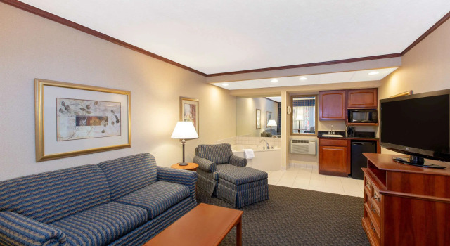 Ramada by Wyndham Midtown Grand Island, Buchen Sie Hotel Grand Island Nebraska