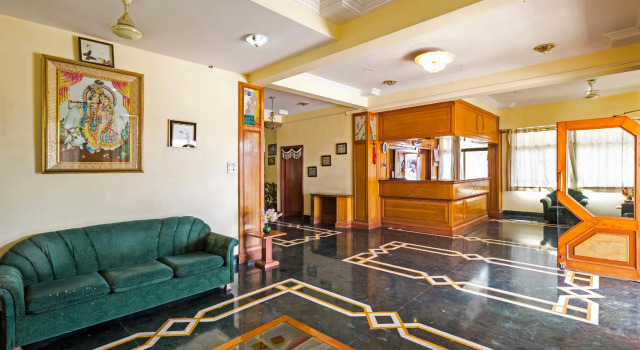 Hotel Indore Palace - Newly Renovated Hotel, Prenota Hotel Shirdi Maharashtra