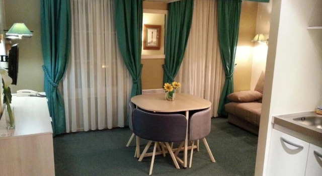 Hotel de la Tour, Rezervasyon Otel Pont-de-lʼArche 