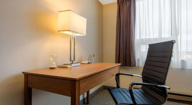 Четырёхместный номер Business Quality Inn & Conference Centre Downtown Sudbury