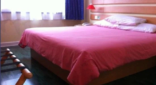 Home Inn Yichang Shenzhen Road, Prenota Hotel Yichang Hubei