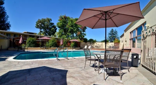 Кровать в общем номере Best Western Petaluma Inn