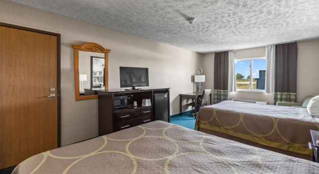 Четырёхместный номер Standard Burgundy Inn & Suites