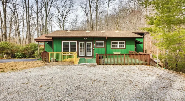 Коттедж Dog-friendly Newland Cabin w/ Deck + Lake Access!