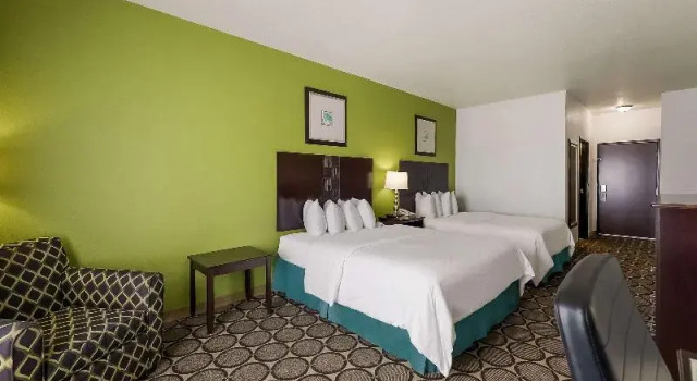 Четырёхместный номер Standard Best Western Douglas Inn & Suites