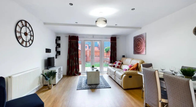 Cheerful 5-BDR/3-BATH House w/ Free Parking