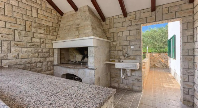 Коттедж Beachfront Luxury Villa w. Pool & Large Garden