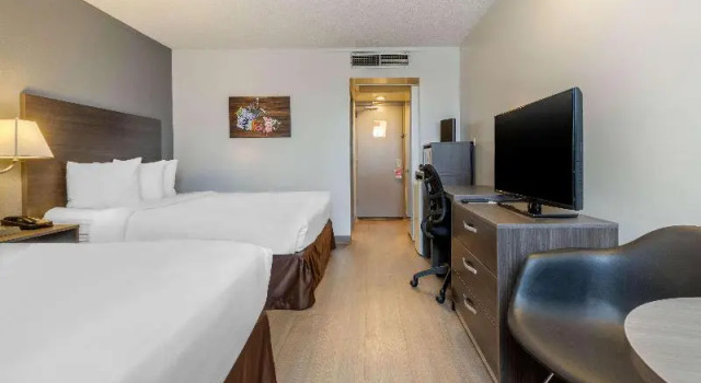 Четырёхместный номер Standard Super 8 by Wyndham Macleod Trail Calgary