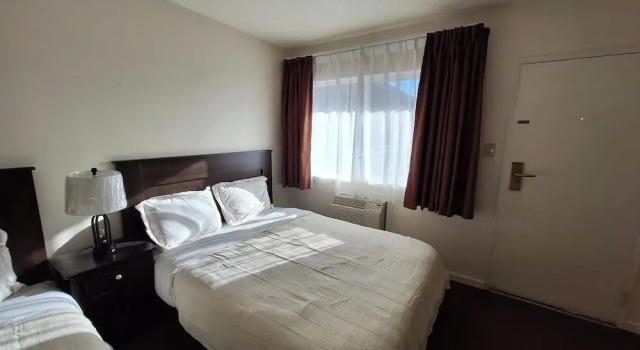 Четырёхместный номер Deluxe Leisure Lodge Motel
