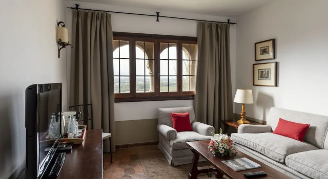 Полулюкс с балконом Parador de Tortosa