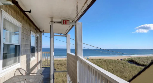 Четырёхместный номер Standard рядом с пляжем Waves Oceanfront Resort